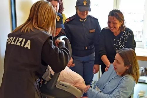 납치된 지 4시간 만에 엄마 품으로 돌아온 신생아 