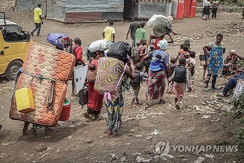 반군 공세에 피란길 오른 민주콩고 동부 미노바 마을 주민