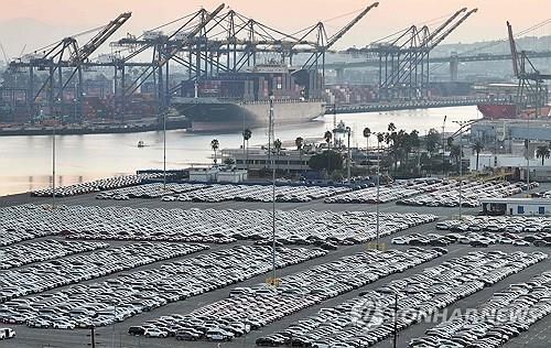 미국 LA항에 늘어선 수입 자동차들