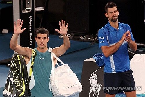 코트를 떠나는 알카라스(왼쪽)와 박수를 보내는 조코비치