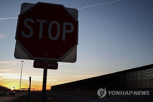 미국 남부 국경 도시 도로에 있는 '멈춤' 표지판