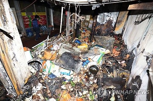 불에 탄 양동시장 채소 판매점
