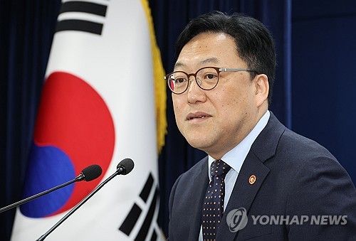 출입기자 간담회 하는 김병환 위원장