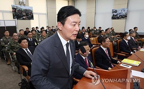 질의에 답변하는 김성훈 대통령경호처 차장