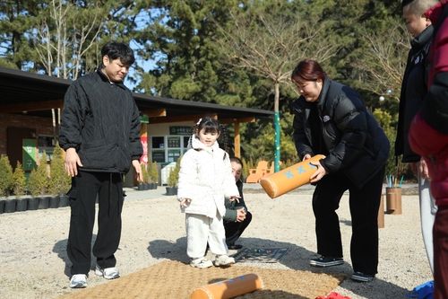 지난해 설 연휴 천리포수목원에서 전통놀이 즐기는 탐방객들