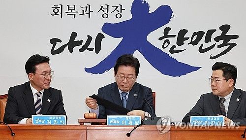 방검 관련 물품 살펴보는 이재명 대표와 박찬대 원내대표
