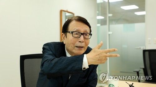 연합뉴스와 인터뷰 중인 박찬종 변호사