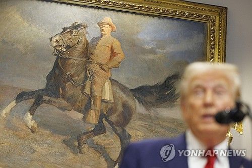 시어도어 루스벨트 전 대통령 초상화 앞에서 연설하는 도널드 트럼프 대통령 