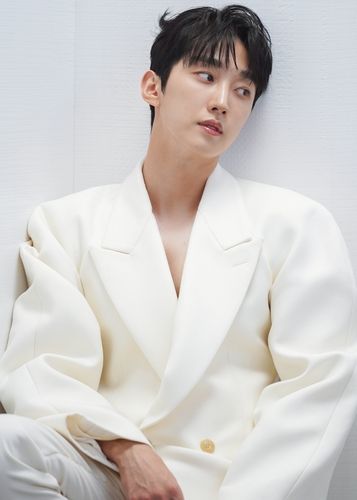 가수 겸 배우 진영