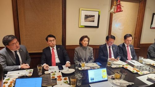 한국 특파원들과 간담회 하는 국민의힘 방미대표단