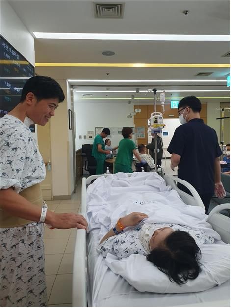 모친에 간 이식한 원주시시설관리공단 김영찬(왼쪽) 주임