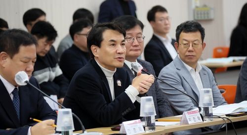 제1차 도·시군 정책협의회 주재하는 김진태 지사