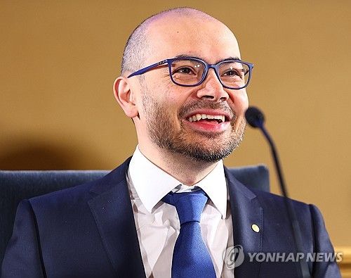 취재진 질문에 답하는 데미스 허사비스