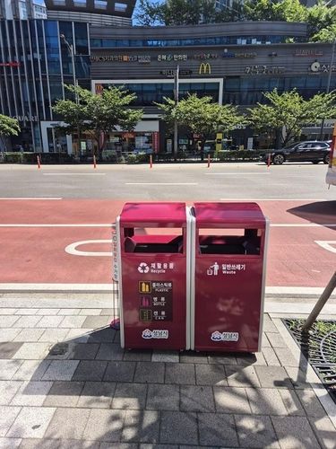 판교역 앞 거리 쓰레기통
