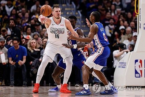 패스하는 니콜라 요키치