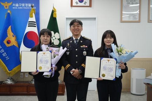 보이스피싱 피해 예방에 기여해 경찰 감사장 받은 신협 직원들