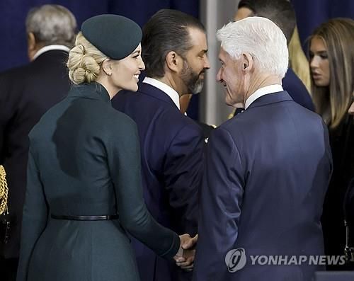 빌 클린턴 전 미국 대통령(오른쪽)