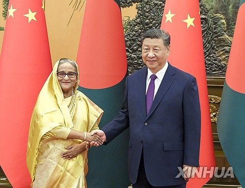 악수하는 셰이크 하시나 전 방글라데시 총리(왼쪽)와 시진핑 중국 국가주석