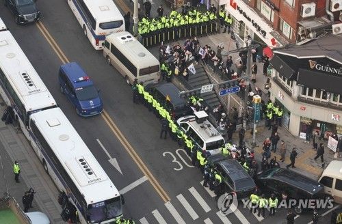 헌법재판소 나서는 윤석열 대통령