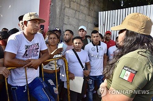 멕시코 국경에서 미국에 입국하려는 이주민들