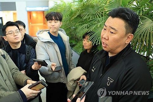 출국에 앞서 인터뷰하는 이범호 감독