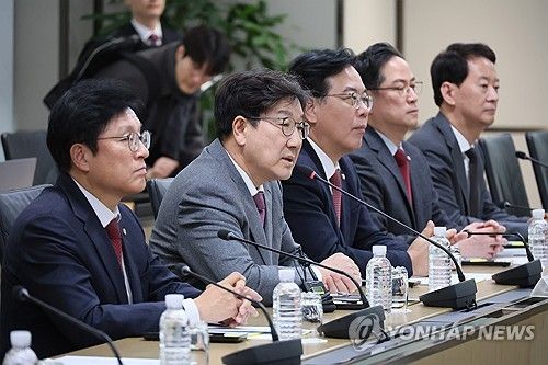 발언하는 권성동 원내대표