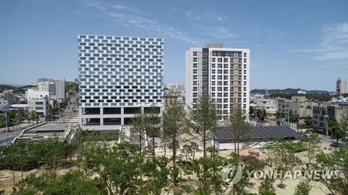 경북 포항시 북구청(왼쪽)과 포항중앙행복주택(오른쪽)