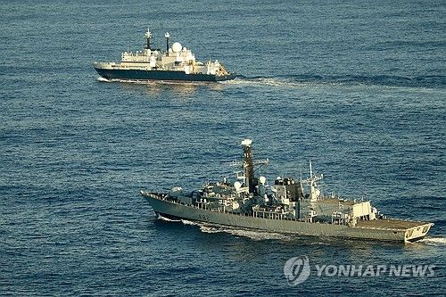 HMS 서머싯호가 러시아 얀타르호 인근을 순찰하고 있다.