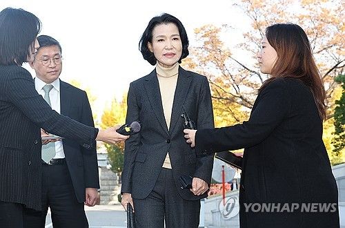 취재진에게 입장 밝히는 이진숙 방통위원장