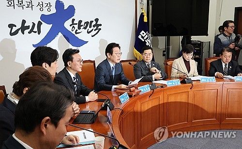 최고위원회의에서 발언하는 이재명 대표