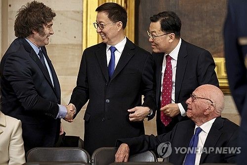 중국 한정 부총리와 악수하는 밀레이 아르헨티나 대통령(좌)