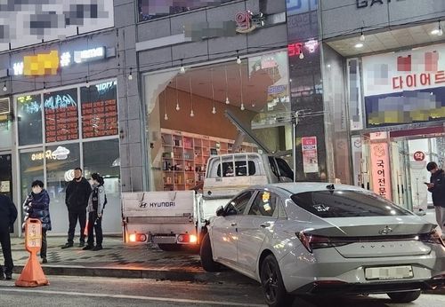 상가 약국으로 돌진한 1t 화물차