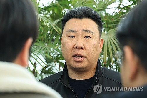 출국에 앞서 인터뷰하는 이범호 감독