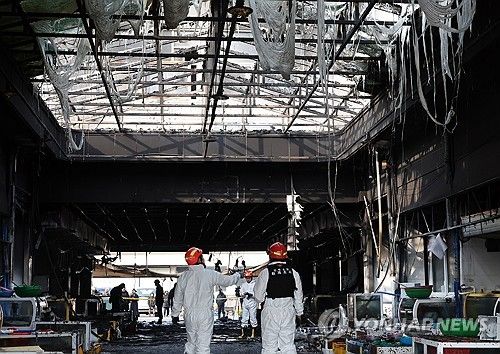 화재로 뼈대만 남은 격포항수산시장