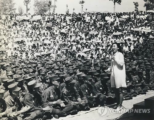 군 위문 공연 시절의 한명숙