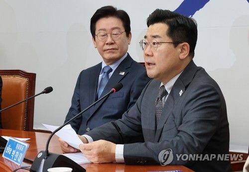 최고위원회의에서 발언하는 박찬대 원내대표