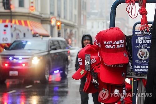 거리에 진열된 MAGA 모자
