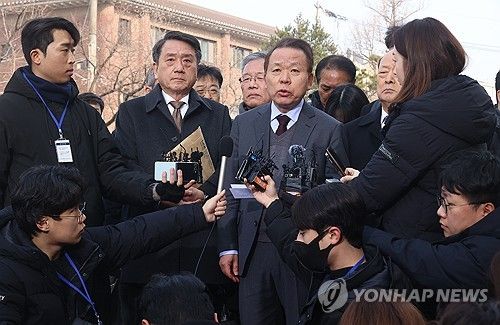 취재진 질문에 답하는 김이수 변호사