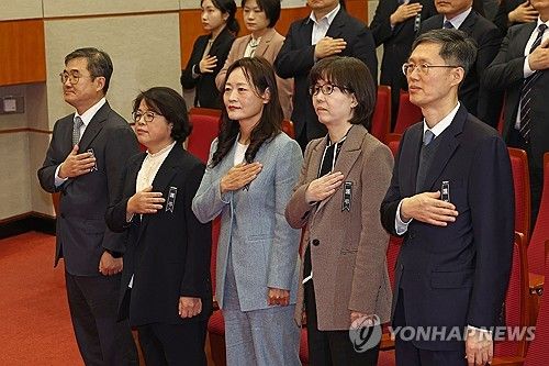 국기 경례하는 헌법재판관들