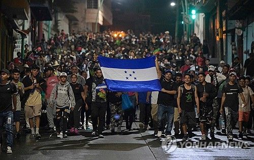지난 12일 멕시코 남부에서 출발하는 대규모 이주민 행렬(캐러밴)