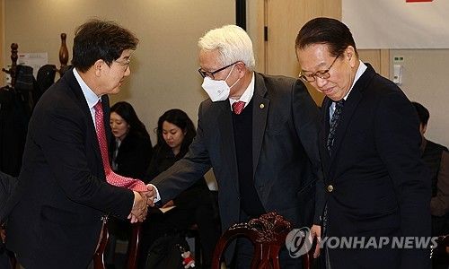 인사하는 권성동 원내대표와 정의화 상임고문단 회장