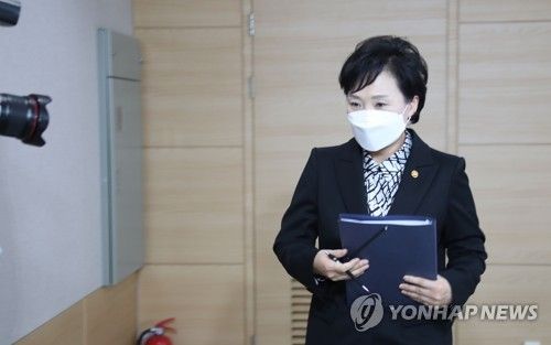 주거안정 지원방안 발표 마친 김현미 장관
