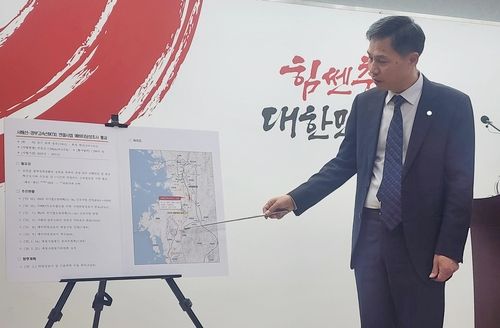 서해선KTX 예타 통과 설명하는 최동석 충남도 건설교통국장