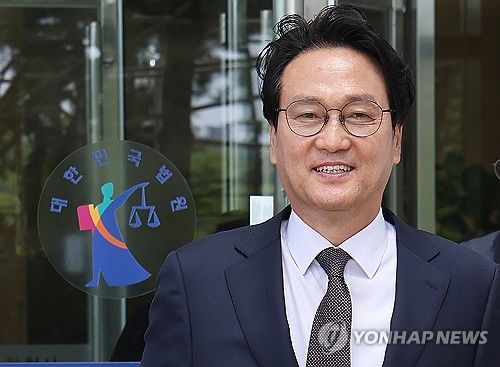 명예훼손 혐의 첫 공판 마치고 나오는 안민석 의원