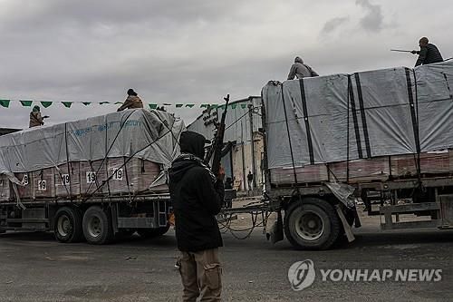 구호품 감시하는 하마스 대원