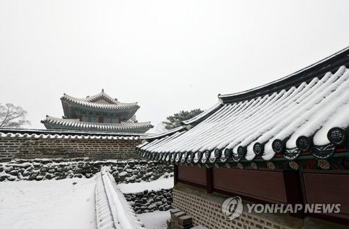 지난 5일 눈 쌓인 남한산성 수어장대(왼쪽)와 청량당. [연합뉴스 자료사진]