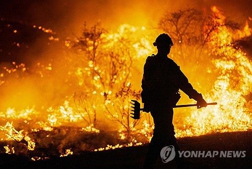 지난 22일 LA 북부 캐스테이크호 인근에서 산불 진압 중인 소방관