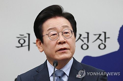 질문에 답변하는 이재명 대표