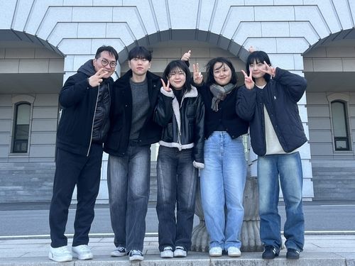 김충현 지도교수와 집필 학생들