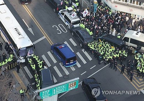 헌법재판소 향하는 윤 대통령 호송차량